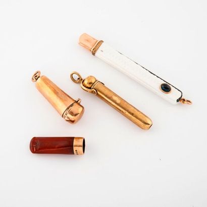 Trois objets de vitrine :

- RUSSIE 

Porte-crayon...