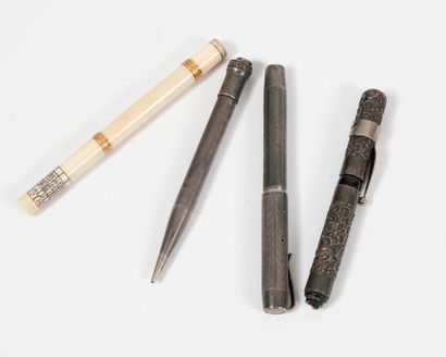 Trois porte-plumes :

- un en argent (800),...