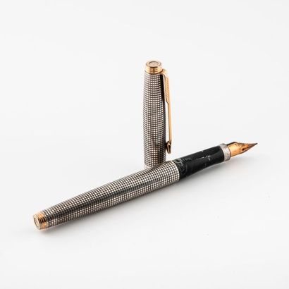PARKER


Stylo bille en argent (800) à motif...