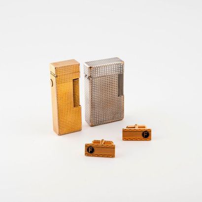 DUNHILL


Briquet en métal doré à motif pointes...
