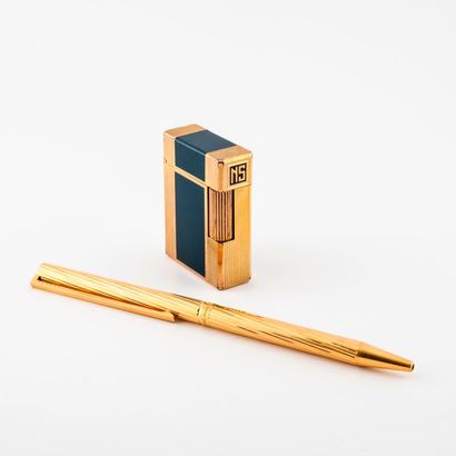 DUPONT


Briquet en métal doré laqué bleu...