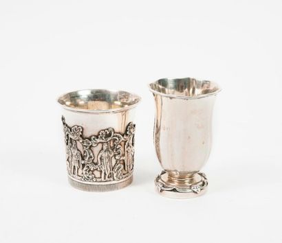 RUSSIE


Gobelet évasé à fond plat en argent...