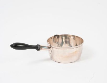 Petite casserole en argent (min. 800) à bec...