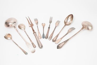 Batch of mismatched cutlery :

- Silver fork...