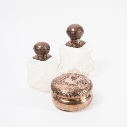 Circular silver box (min. 800) with a lid...