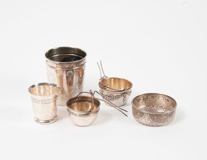 Two silver coins (950) :

- Tea strainer...
