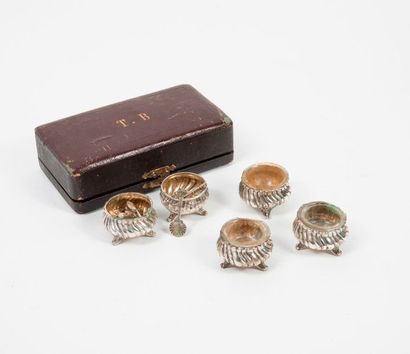 Set of five silver salt shakers (min. 800)...