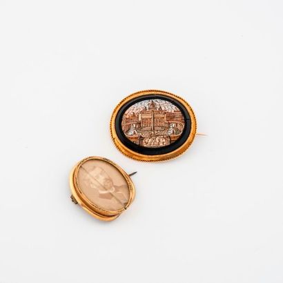Oval brooch in yellow gold (750) holding...