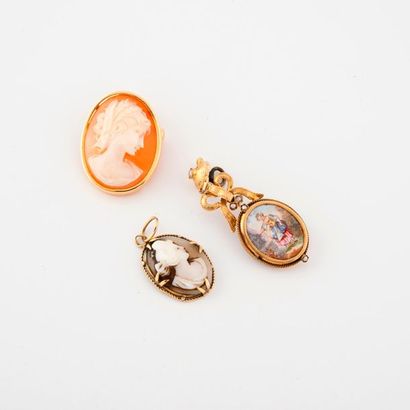 Three pendants in yellow gold (750) :

-...