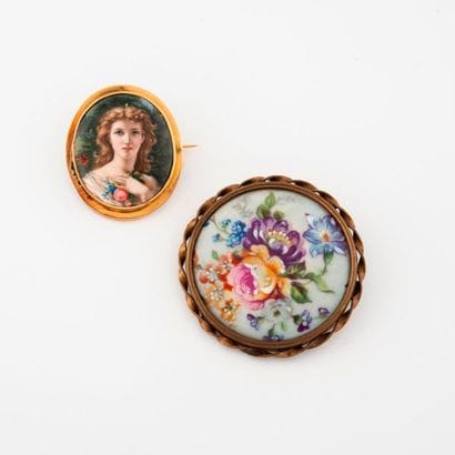 Two pins:

- a yellow gold medallion (750)...