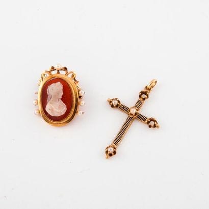 Lot in yellow gold (750) : 

- Cross pendant...