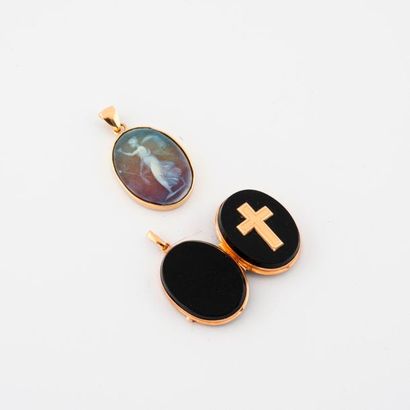 Deux pendentifs :

- un en or jaune (750)...