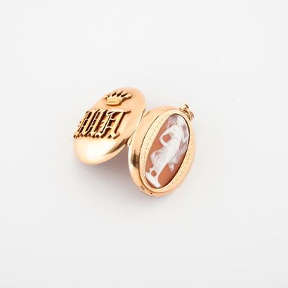 Pendentif médaillon ovale, ouvrant, en or...