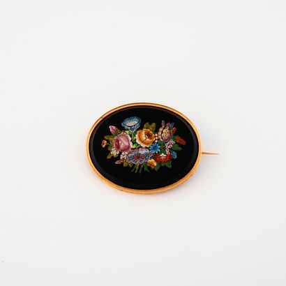 Broche médaillon ovale en or jaune (750)...