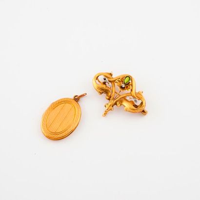 Deux bijoux en or jaune (750) : 

- Pendentif...