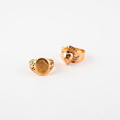 Deux bagues en or jaune (750), l'une chiffrée,...