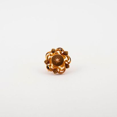 Broche circulaire mouvementée en or jaune...