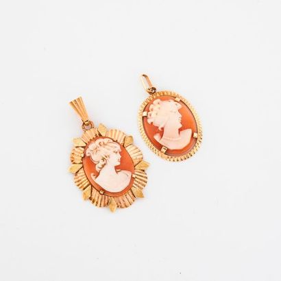 Deux pendentifs en or jaune (750) retenant...