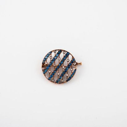 Broche ronde ajourée en or jaune (750) ornée...