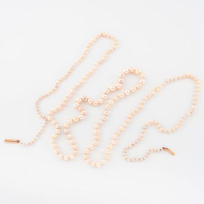 Collier sautoir de perles de culture blanches...