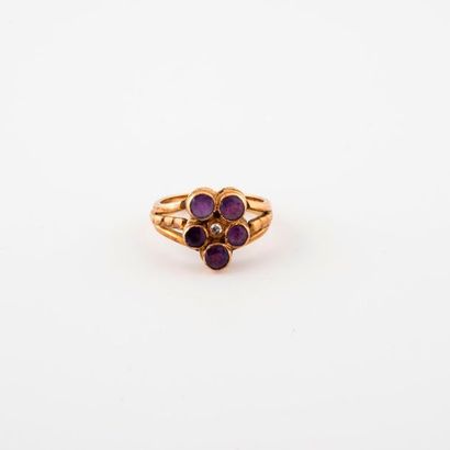 Bague fleur en or jaune (750) centrée d'un...