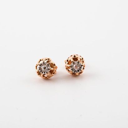 Paire de clous d'oreilles en or jaune (750)...