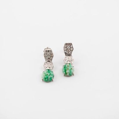 Paire de pendants d'oreilles en or gris (750)...
