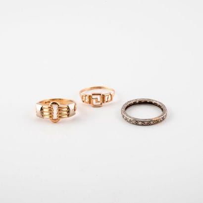 Lot de trois bagues comprenant :

- Bague...