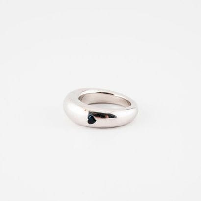 CHAUMET, Paris


Bague demi jonc en or gris...