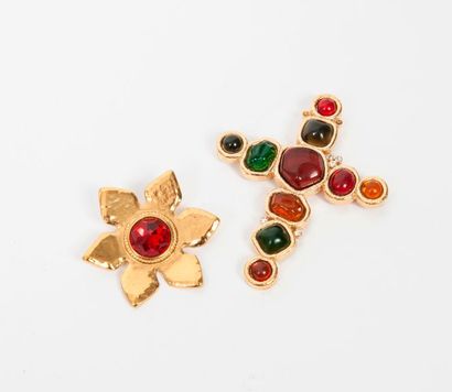 GIVENCHY,


Broche en métal doré figurant...