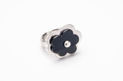 H. GRINGOIRE


Bague de forme fleur en argent...