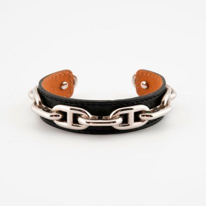 HERMES, Paris


Bracelet jonc en cuir noir...