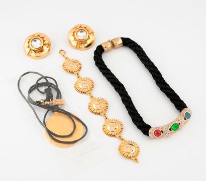 Lot de bijoux fantaisie en métal doré, collier,...