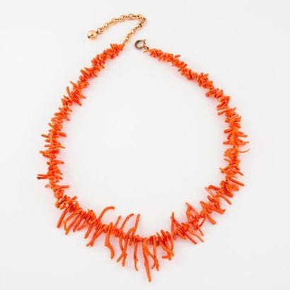 Collier en morceaux et branches de corail...
