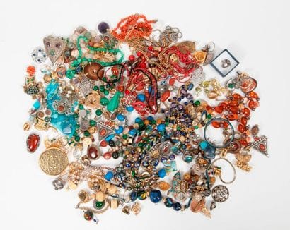 Important lot de bijoux fantaisie dont colliers,...