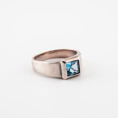 Bague en argent (800) à chaton carré orné...