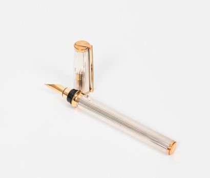 S.T.Dupont


Stylo plume en métal et métal...