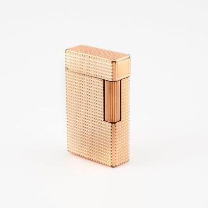 S.T. DUPONT


Briquet en métal doré guilloché...