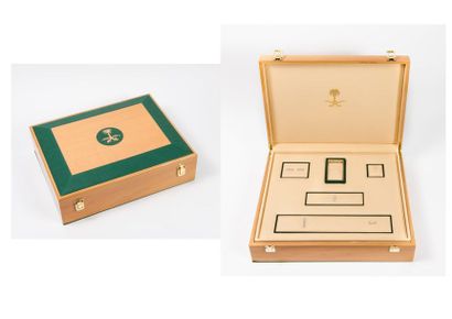 Grand coffret rectangulaire en hêtre verni,...