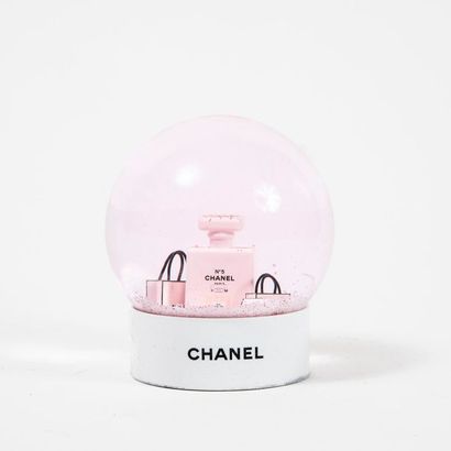 CHANEL


Presse-papier façon boule à neige...