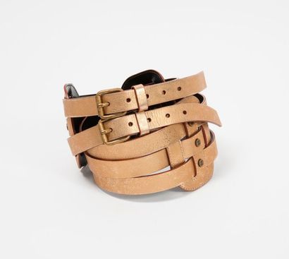 CELINE


Large ceinture de dame en cuir doré...