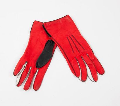 COURREGES


Paire de gant en cuir rouge,...