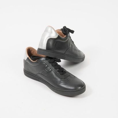 Hermès,


Paire de chaussures en cuir noir...