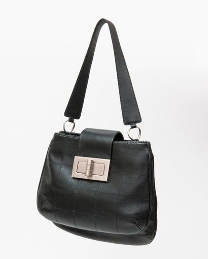 CHANEL PARIS


Sac à main en veau noir, deux...