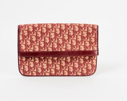 CHRISTIAN DIOR

Pochette en cuir et toile...