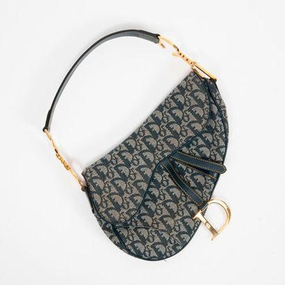 Christian DIOR, Saddle 


Sac en toile monogrammée...