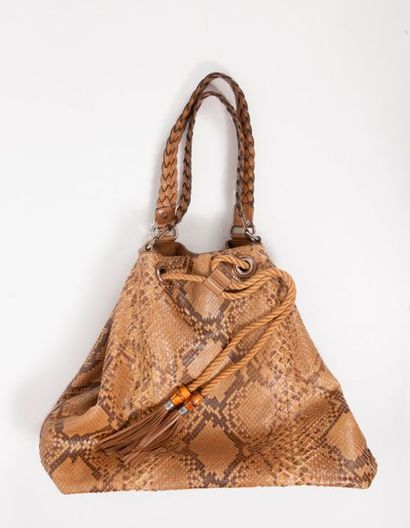 GUCCI

Sac cabas en python à deux anses porté...