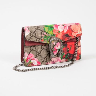GUCCI, super Mini Dionysus


Sac en toile...