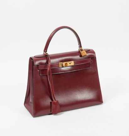 HERMES, KELLY

Sac 28 cm en box rouge Hermès,...