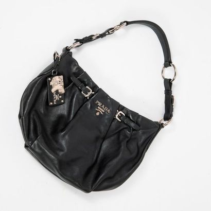 PRADA


Sac à main porté épaule en cuir noir...